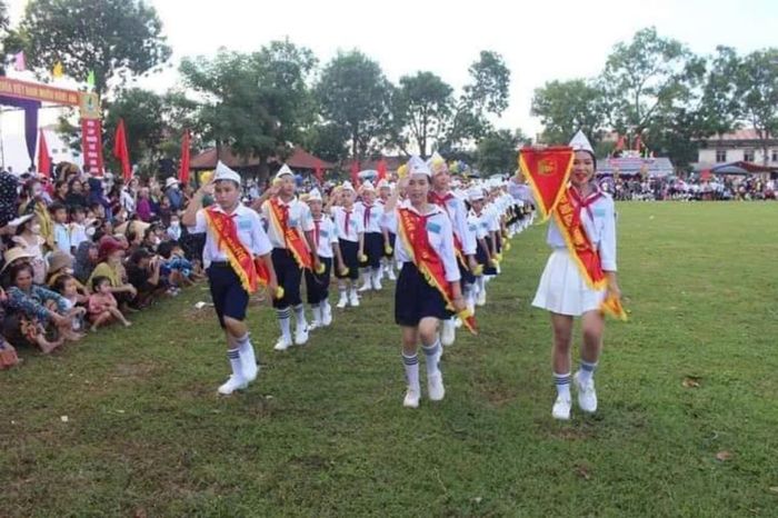 Duyệt nghi thức Đội tại xã Diễn Kỷ. Ảnh: Thanh Nga