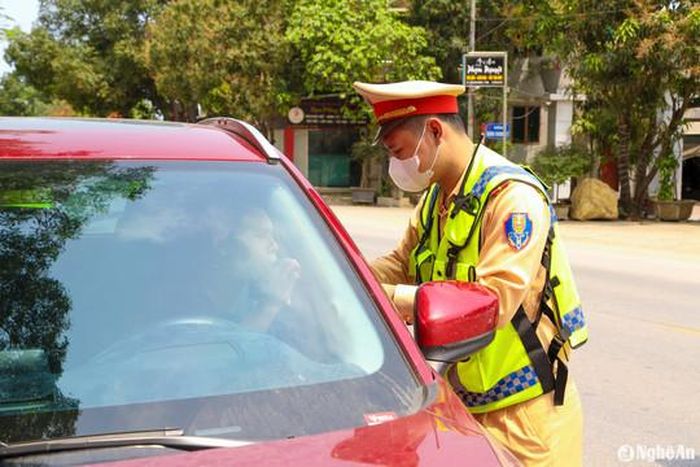 Cảnh sát giao thông kiểm tra nồng độ cồn đối với lái xe. Ảnh: PV