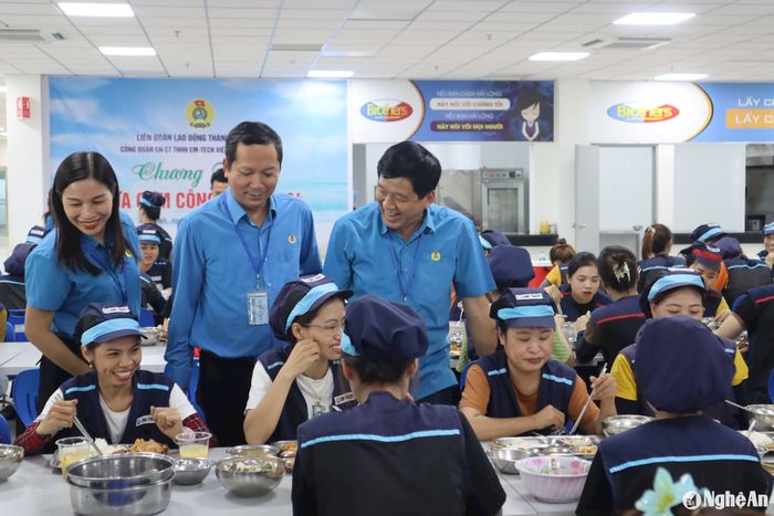Không khí phấn khởi, vui tươi trong chương trình "Bữa cơm Công đoàn". Ảnh: Diệp Thanh