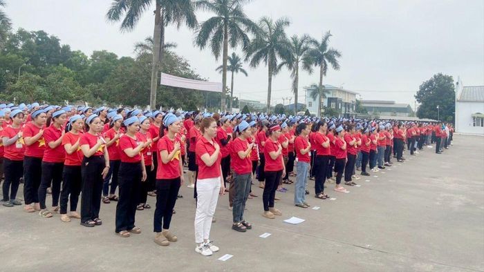 Hình ảnh chào cờ đầu tuần của công nhân, lao động được chia sẻ, lan tỏa rầm rộ trong Tháng Công nhân năm 2024 tại Nghệ An. Ảnh tư liệu: CSCC