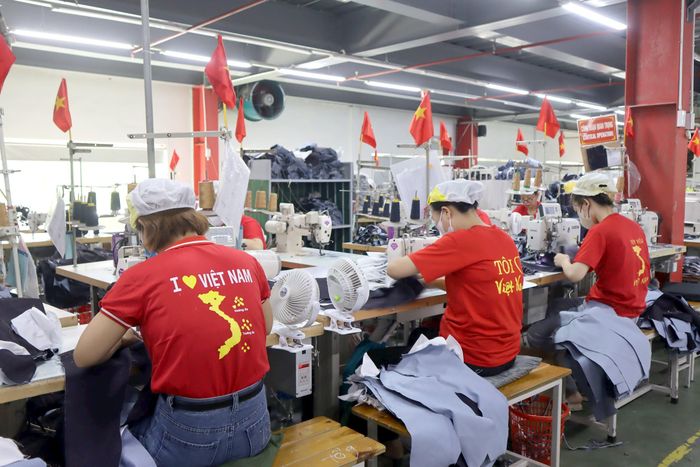 Những chiếc áo cờ đỏ sao vàng với thông điệp "Tôi yêu Việt Nam" trong công xưởng. Ảnh: Diệp Thanh