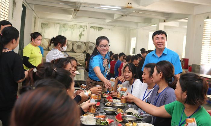 Không khí phấn khởi, vui tươi trong chương trình "Bữa cơm Công đoàn". Ảnh tư liệu: Thanh Vân