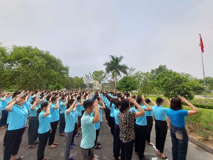 Nhiều doanh nghiệp duy trì nghi thức chào cờ đầu tuần suốt Tháng Công nhân 2024. Ảnh: CSCC
