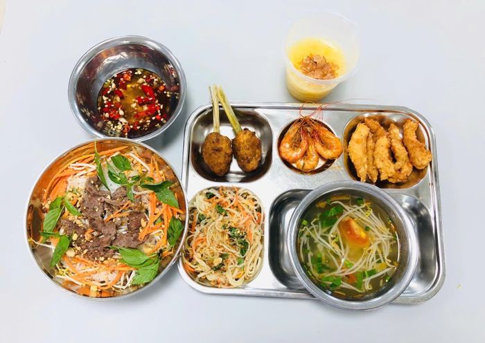 Bữa cơm công nhân chất lượng hơn nhờ có sự hỗ trợ của tổ chức công đoàn. Ảnh: CSCC
