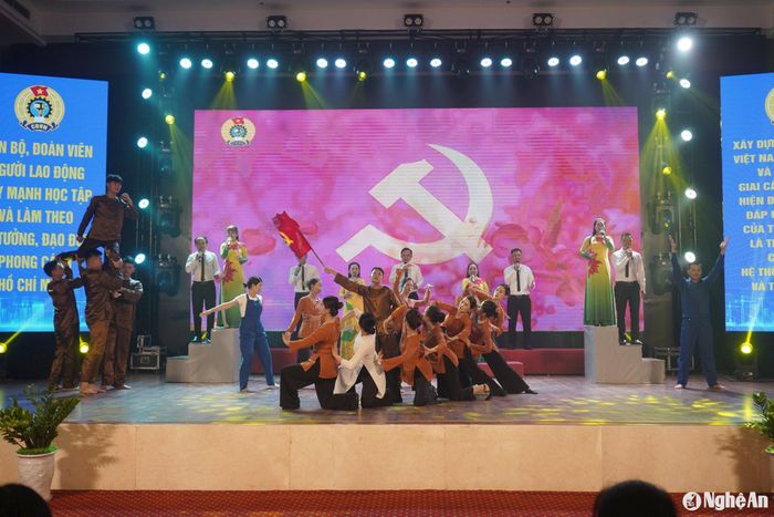 Niềm tự hào giai cấp công nhân được nhắc đến nhiều trong các tiết mục tại Liên hoan. Ảnh: Thanh Vân