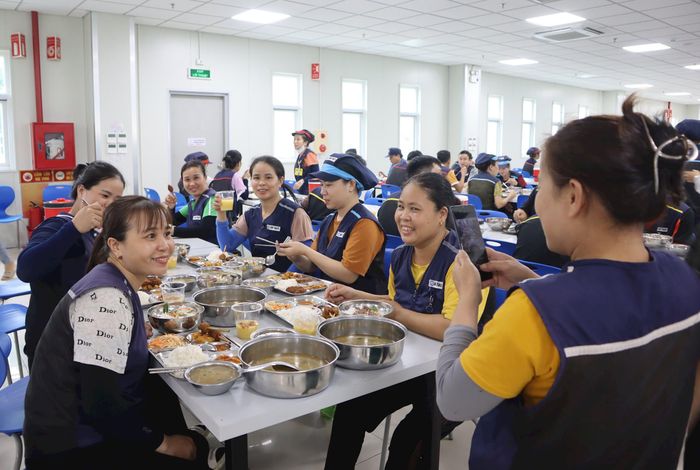 Tranh thủ chụp ảnh cùng nhau trước giờ ăn. Ảnh: Diệp Thanh