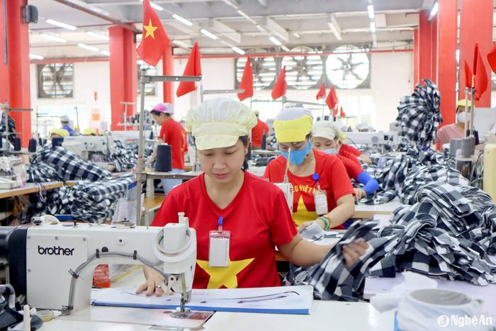Công nhân Công ty Cổ phần may Minh Anh - Kim Liên nhuộm đỏ công xưởng. Ảnh tư liệu: Diệp Thanh