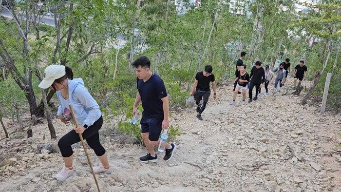 Du khách trải nghiệm leo núi.