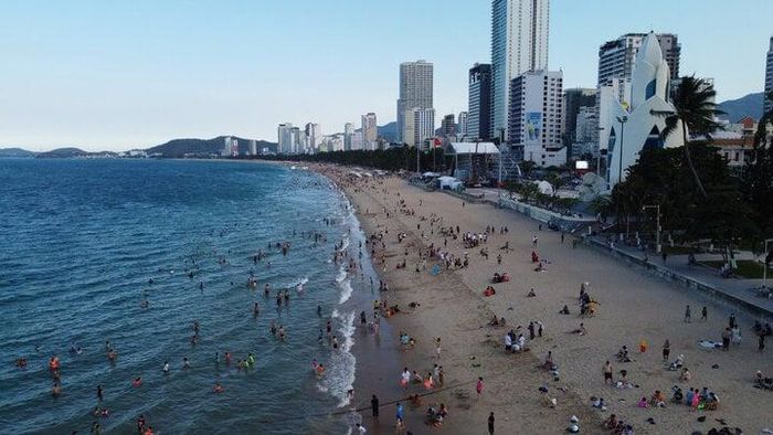 Bãi biển Trần Phú có bãi cát mịn, sóng êm.