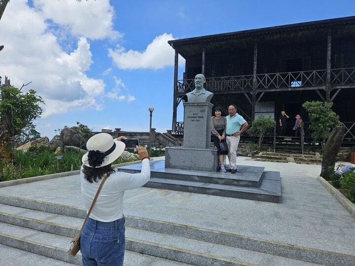 Du khách thích thú thăm check-in nhà làm việc của bác sĩ A.Yersin.