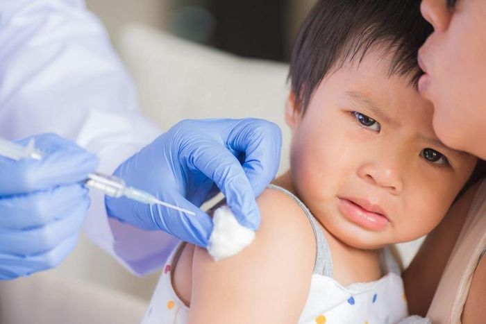 Trẻ cần tiêm phòng vaccine đầy đủ, đúng lịch để bảo vệ sức khỏe trước các bệnh truyền nhiễm.