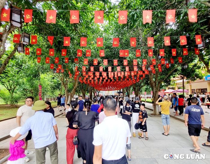  Khu Di tích Kim Liên đã được trang hoàng cờ, hoa, băng rôn, khẩu hiệu rực rỡ để chào mừng ngày lễ trọng đại của đất nước và chào đón du khách về thăm quê hương của Chủ tịch Hồ Chí Minh. 