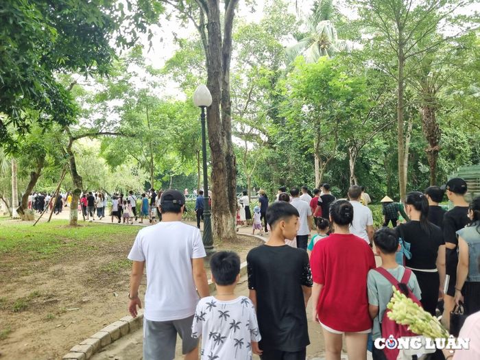  Người dân xếp thành hàng ngay ngắn để thứ tự vào thăm ngôi nhà tranh đơn sơ cùng những kỉ vật gắn liền với tuổi thơ của Người. 