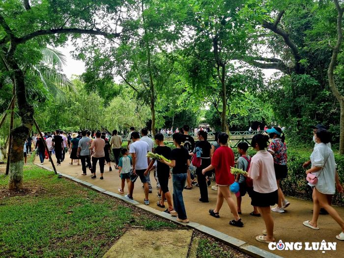  Theo Ban Quản lý Khu Di tích Kim Liên, ngày 2/9, có hàng nghìn du khách về thăm quê Bác. Dịp lễ này, du khách đến sớm, về muộn, tầm 7h sáng, du khách đã có mặt rất đông tại các điểm đến trong khu di tích. Để hỗ trợ, phục vụ du khách chu đáo, Ban Quản lý huy động 100% cán bộ, nhân viên để phục vụ. Nhiều thời điểm đường vào khu di tích bị ùn tắc, nhưng nhờ có các lực lượng chức năng hỗ trợ phân luồng nên trật tự luôn được đảm bảo. 