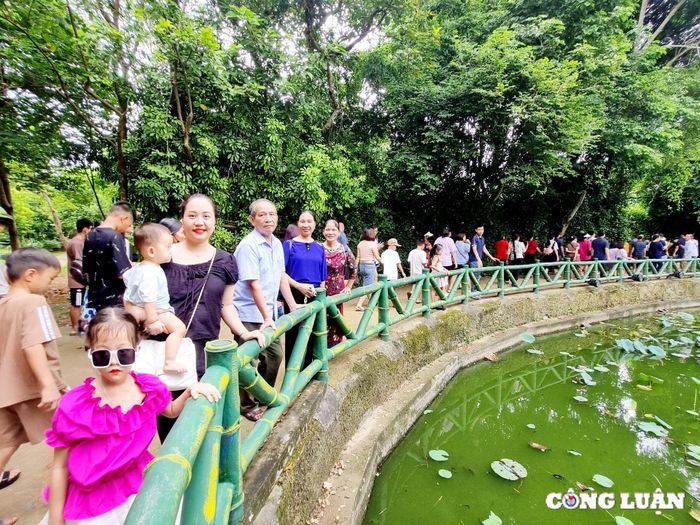  Ông Phan Quốc Thống ở huyện Đức Thọ, tỉnh Hà Tĩnh chia sẻ: Hôm nay ngày mồng 2/9, ngày Bác Hồ đọc bản Tuyên ngôn độc lập khai sinh nước Việt Nam dân chủ cộng hòa, cũng là ngày Bác mất, gia đình chúng tôi cùng con cháu về thăm quê Bác với bao xúc động và tự hào. 