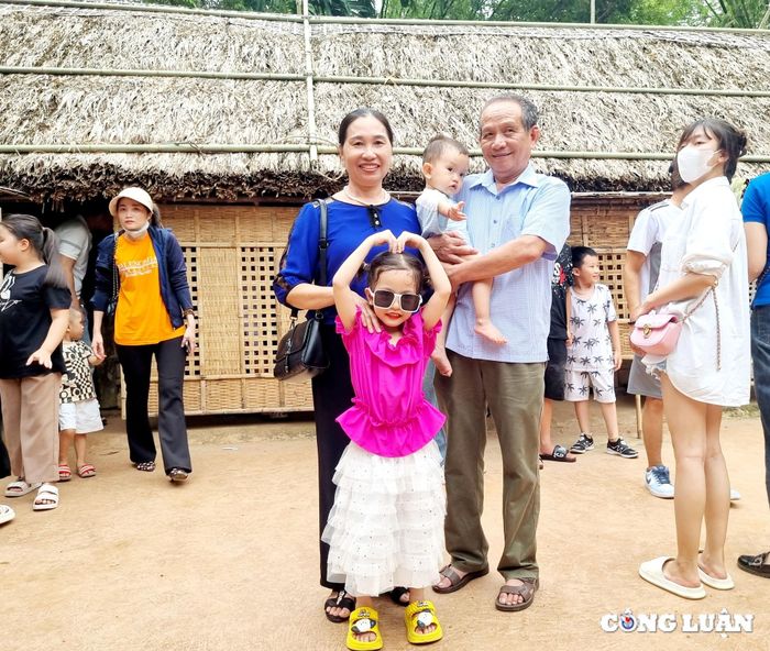  Nhiều gia đình tranh thủ chụp bức hình kỷ niệm trước ngôi nhà tranh đơn sơ của Người khi về với quê Bác. 