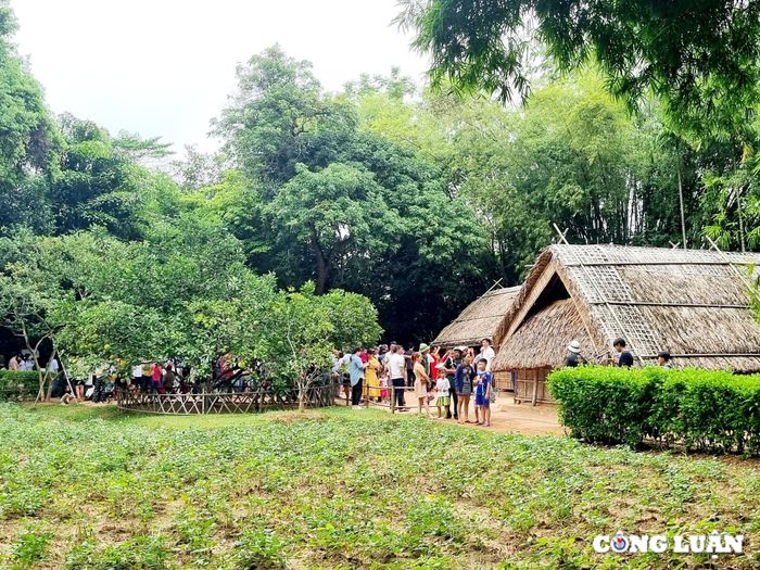  Bà Nguyễn Thị Quang ở huyện Nghi Xuân, Hà Tĩnh chia sẻ: “Khi về đây, ai nấy đều mong muốn ở lại thật lâu, được sống lại với những ký ức thời thơ ấu của Bác Hồ qua giọng kể ấm áp, truyền cảm của các cán bộ thuyết minh. Và nhiều người đã không cầm được nước mắt khi nghe những câu chuyện thân thương, mà rất đỗi bình dị về cuộc đời của Bác”. 