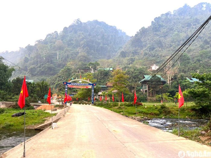 Đường vào xã Tam Hợp, huyện Tương Dương. Ảnh: K.L