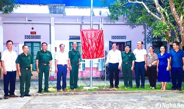 Đại diện lãnh đạo Bộ Chỉ huy BĐBP tỉnh Nghệ An và huyện Anh Sơn khánh thành công trình “Ánh sáng vùng biên” tại Đồn Biên phòng Phúc Sơn. Ảnh: Lê Thạch