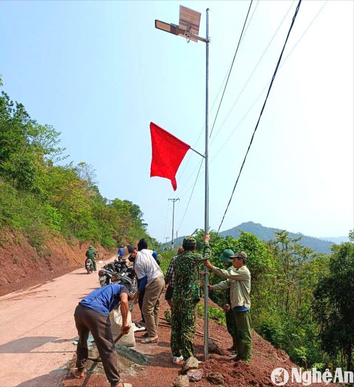 Những cột đèn đường thắp sáng vùng biên đem lại nhiều niềm vui cho nhân dân các thôn, bản biên giới. Ảnh: G.H