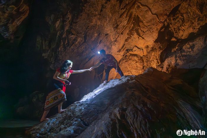 Rẽ rừng cây rậm rạp, họ tìm đến cửa hang. Cửa hang rất thấp, tối hun hút; những vỉa đá sắc nhọn như răng cá mập. Nhưng khi đi sâu vào bên trong là không gian rộng rãi, thoáng đãng; các vân đá, vách đá kỳ vĩ; ông Lương Văn Hậu và 5 người khác phát hiện dòng suối trong lòng hang khá lớn, chảy theo hướng lạ và mạch chảy không đều. Họ quyết định cạy đá chặn hướng chảy cũ, rẽ dòng cho nước chảy vào con suối dẫn ra phía cánh đồng... Nhờ đó, người dân đã có nước tưới đều đặn, cuộc sống người dân trở nên ấm no... Ảnh: Nguyễn Đạo
