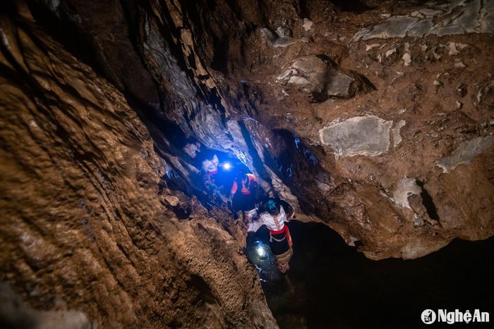 Trăn trở trước cảnh đói khát, mất mùa liên miên do sự bất thường của nguồn nước, đầu năm 1963, Bí thư Chi bộ HTX Kỳ Minh khi ấy là ông Lương Văn Hậu (SN 1927) vận động một số người dân cùng đi sâu vào hang để tìm hiểu thực hư. Ảnh: Nguyễn Đạo