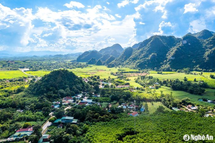 Xã Tiên Kỳ, huyện Tân Kỳ là vùng đất cổ, nơi vẫn còn lưu giữ nhiều giá trị văn hóa đặc sắc. Tiên Kỳ là nơi phát hiện những chứng tích của người Việt cổ có niên đại cách đây 2.300 – 2.500 năm. Nơi đây còn lưu dấu vết tích của nghĩa quân Lê Lợi thế kỷ XV trong cuộc đánh đuổi giặc Minh giữ yên bờ cõi. Không chỉ giàu bản sắc văn hóa độc đáo, mà tại đây còn có hệ thống núi đá vôi và các hang động hùng vĩ, nên thơ như hang Mó ở bản Thái Minh. Ảnh: Nguyễn Đạo