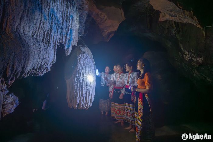 Theo những người dân bản địa cho hay chưa ai đi được hết chiều dài của hang động này, nên nó vẫn luôn có sức hút với đối những ai đam mê khám phá. Họ dự đoán nếu đi hết hang tầm khoảng 2-3 tiếng, đã có nhiều đoàn người cùng rủ nhau khám phá nhưng hầu như mọi người chỉ đi đến đoạn khó nhất rồi từ bỏ. Ảnh: Nguyễn Đạo