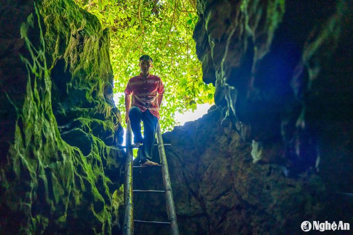 Hang Mó nằm tại bản Thái Minh, xã Tiên Kỳ, cách Km0 đường mòn Hồ Chí Minh khoảng 27 km, cách Quốc Lộ 7A (cầu Cây Chanh) xã Đỉnh Sơn, huyện Anh Sơn khoảng 14 km. Hang Mó là điểm đến yêu thích của người dân trong vùng và các huyện lân cận vào những ngày nắng nóng. Ảnh: Nguyễn Đạo