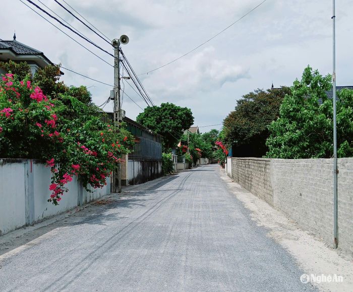 Tuyến đường xóm 1-10, xã Nghi Xá đã làm xong sau khi được nhân dân hiến đất mở đường. Ảnh: Đồng Bính Định