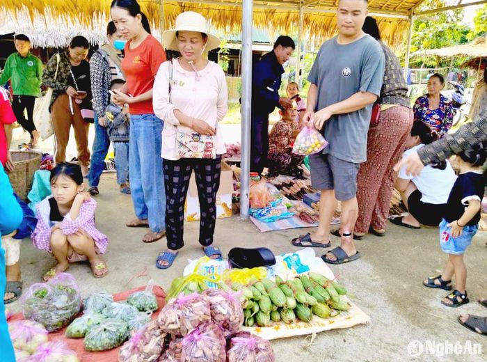 Chợ phiên Nga My, xã Nga My (Tương Dương) diễn ra tại bản Bay mỗi tháng 1 phiên vào ngày Chủ nhật cuối cùng của tháng. Phiên chợ tháng 8/2024 trùng với dịp nghỉ lễ nên đông đúc hơn những phiên trước đó. Ảnh: H.T