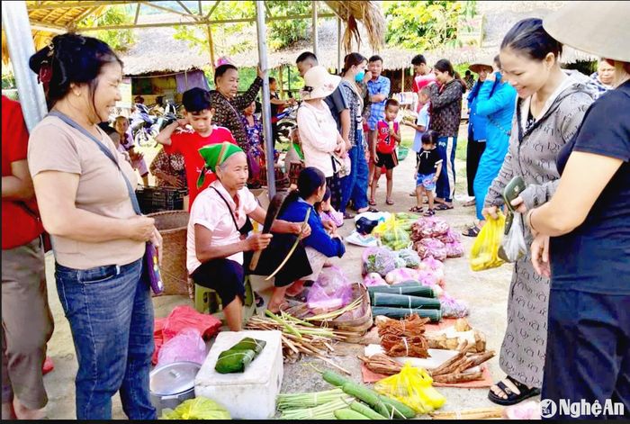 Chợ Nga My chủ yếu mua bán nông sản và hàng thủ công mỹ nghệ địa phương do chính tay người dân làm ra. Ảnh: H.T