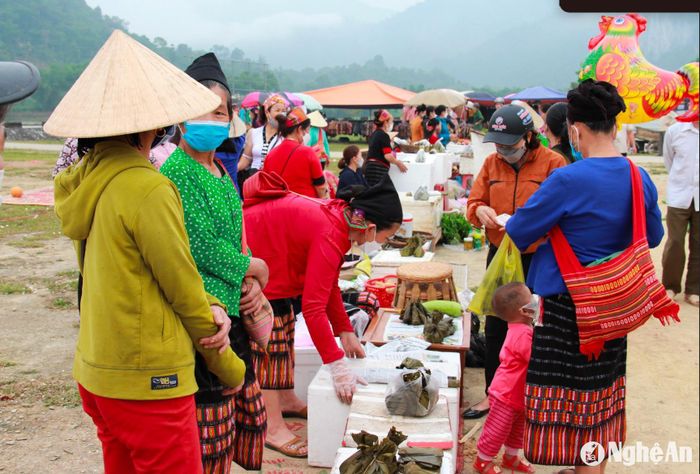 Ở huyện Con Cuông, ngoài chợ phiên Mường Chon, tại xã biên giới Môn Sơn hàng chục năm qua đã có chợ phiên Mường Quạ diễn ra mỗi tháng 1 lần. Điều đặc biệt, chợ phiên Mường Quạ hàng năm phiên chợ dịp kỷ niệm 2/9 còn gắn với Lễ hội Môn Sơn - Lục Dạ kỷ niệm ngày thành lập Chi bộ Đảng đầu tiên của miền Tây Nghệ An. Vì vậy, các hoạt động diễn ra phong phú, sôi nổi. Ngoài mua bán hàng hóa còn có hội thi thể thao, văn nghệ, thi bắt cá sông... Ảnh: H.T