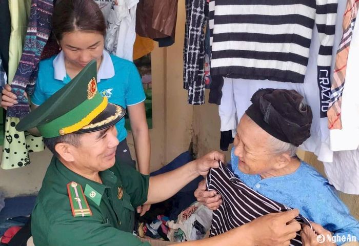 Bộ đội Biên phòng Môn Sơn tặng người dân áo quần tại chợ phiên Mường Quạ diễn ra ngày 1/9/2024. Ảnh: H.T