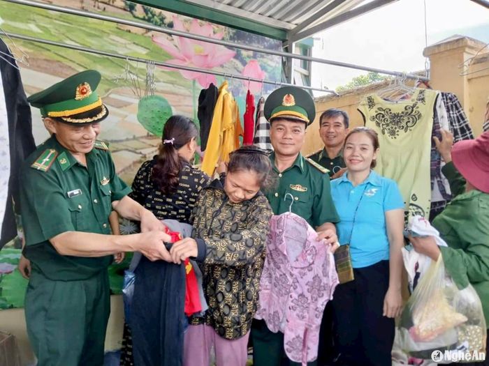 Cũng tại chợ phiên Mường Quạ, 3 năm nay, Đồn Biên phòng Môn Sơn tổ chức tham gia hội chợ với "Gian hàng 0 đồng" tặng miễn phí cho người dân các loại quần áo, cặp sách học sinh. Kinh phí do cán bộ, chiến sĩ kêu gọi, đóng góp. Ảnh: H.T