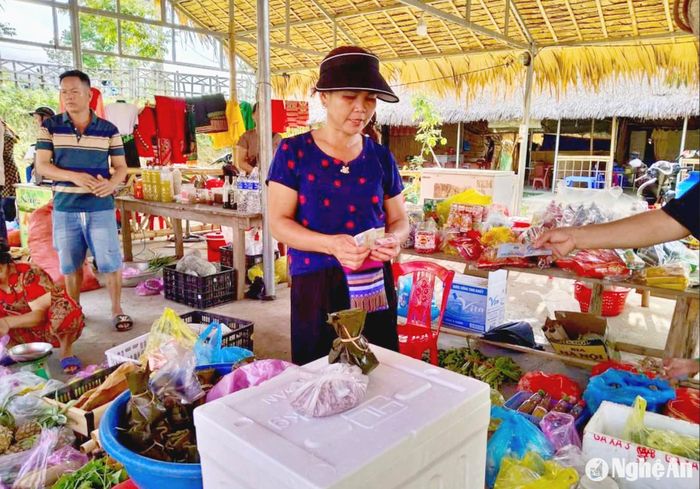 Khách thưởng thức các loại bánh đặc trưng của đồng bào dân tộc Thái tại chợ phiên Nga My. Ảnh: H.T