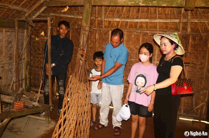 Những hiện vật nhuốm màu thời gian trong Khu Di tích Kim Liên gợi nhớ những năm tháng tuổi thơ của Bác Hồ ở làng Sen, để lại trong lòng du khách biết bao cảm xúc. Ảnh: Huy Thư