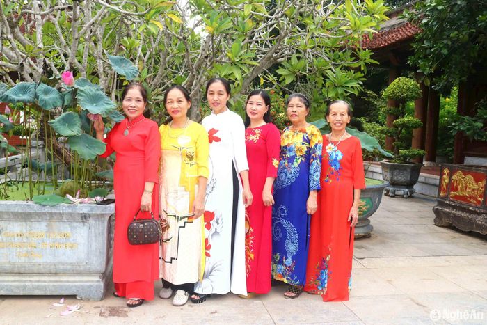 Về thăm quê Bác trong ngày Quốc khánh đã để lại trong lòng du khách bao cảm xúc yêu kính, tự hào, biết ơn đối với Bác Hồ kính yêu – Danh nhân văn hóa thế giới, người con vĩ đại của dân tộc, đã cống hiến trọn đời mình cho non sông đất nước. Nhiều du khách đều có chung cảm xúc: Về thăm quê Bác lần này, thấy Khu Di tích Kim Liên ngày càng khang trang hơn, sạch đẹp hơn. Ảnh: Huy Thư