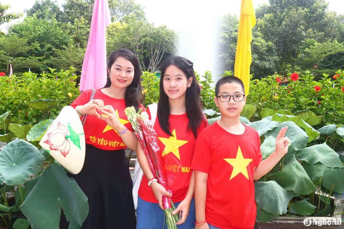 Nhiều gia đình, nhiều đoàn khách về thăm quê Bác trong ngày Quốc khánh với trang phục cờ đỏ sao vàng, nón lá thân thương. Ảnh: Huy Thư
