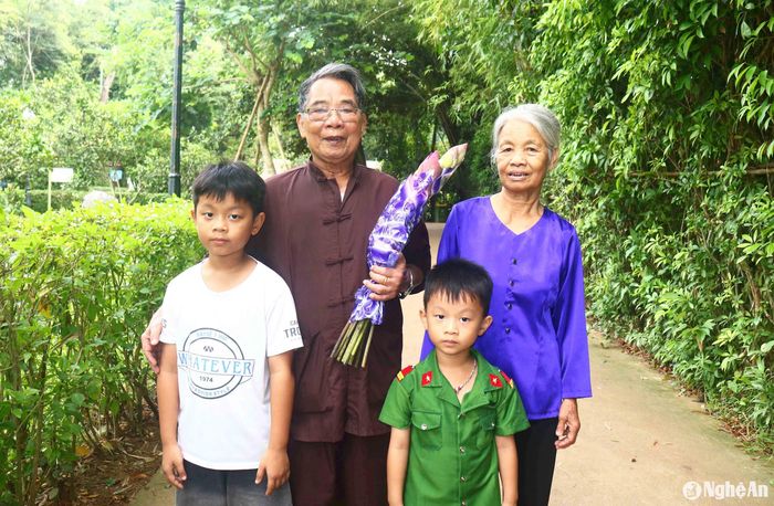 Cụ Nguyễn Trọng Dinh (85 tuổi) ở xã Khánh Hợp (Nghi Lộc) chia sẻ: Hôm nay ngày mồng 2/9, ngày Bác Hồ đọc bản Tuyên ngôn độc lập khai sinh nước Việt Nam dân chủ cộng hòa, cũng là ngày Bác mất, vợ chồng chúng tôi cùng các cháu về thăm quê Bác với bao xúc động và tự hào. Ảnh: Huy Thư