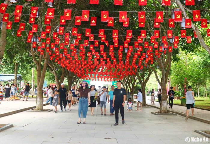 Khu Di tích Kim Liên đã được trang hoàng cờ, hoa, băng rôn, khẩu hiệu rực rỡ để chào mừng ngày lễ trọng đại của đất nước và chào đón du khách về thăm quê hương của Chủ tịch Hồ Chí Minh. Ảnh: Huy Thư