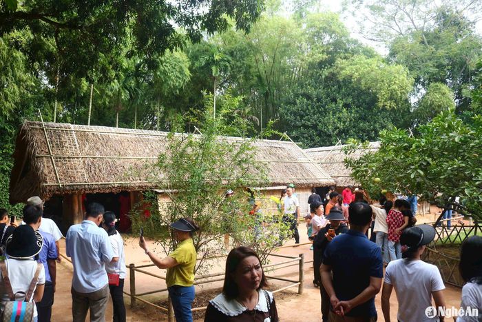 Theo Ban Quản lý Khu Di tích Kim Liên, sáng 2/9, có hàng nghìn du khách về thăm quê Bác. Dịp lễ này, du khách đến sớm, về muộn, tầm 7h sáng, du khách đã có mặt rất đông tại các điểm đến trong khu di tích. Ảnh: Huy Thư