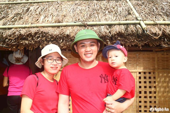 Anh Hoàng Anh Tú (32 tuổi), ở thị trấn Núi Thành, huyện Núi Thành (Quảng Nam) có mặt tại làng Sen chia sẻ: Về thăm quê Bác vào ngày Quốc khánh, gia đình tôi vô cùng xúc động. Mỗi lần về thăm Khu Di tích Kim Liên đều để lại cho tôi và các thành viên trong gia đình những kỷ niệm khó quên. Ảnh: Huy Thư