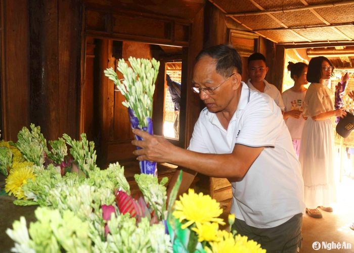Về thăm quê Bác vào ngày mồng 2/9, du khách thành kính dâng những bó hoa tươi thắm lên bàn thờ gia đình Bác Hồ. Ảnh: Huy Thư