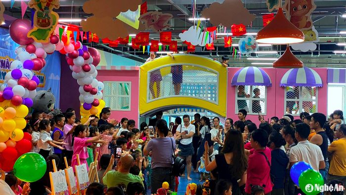 Các khu vui chơi trẻ em là điểm thu hút đông khách nhất. Ảnh: Q.A