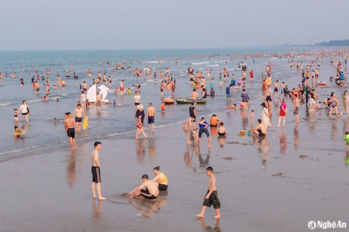 Trong những ngày nghỉ lễ Quốc khánh 2/9, nhiều du khách đã đổ về biển Cửa Lò. Ảnh: Nguyễn Đạo
