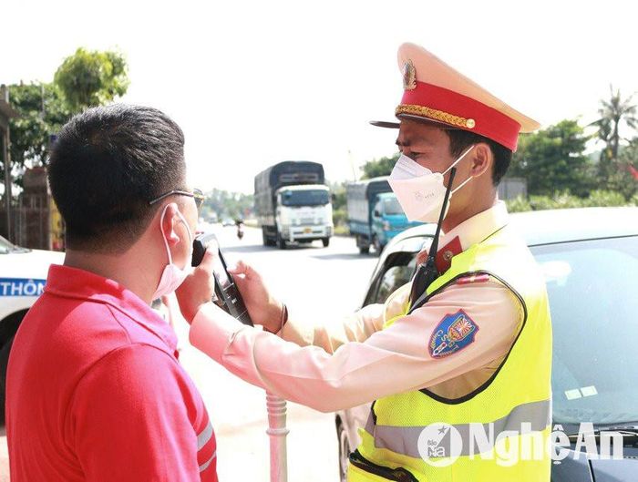 Kiểm tra nồng độ cồn trên tuyến Quốc lộ 1A. Ảnh: Đ.C