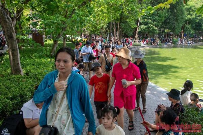 Hồ Hoàn Kiếm chứng kiến lượng lớn du khách đổ về chiều 2/9. Đây là ngày thứ 3 trong kỳ nghỉ lễ kéo dài 4 ngày.