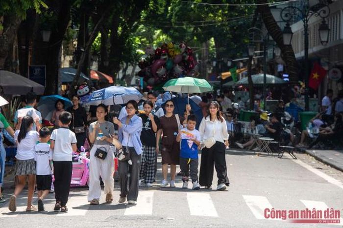 Chiều 2/9, thời tiết có nắng nóng và khá oi những nhiều người vẫn quyết định ra đường đi chơi. Một trong những địa điểm thu hút nhiều người dân tại Hà Nội là khu vực xung quanh hồ Hoàn Kiếm.