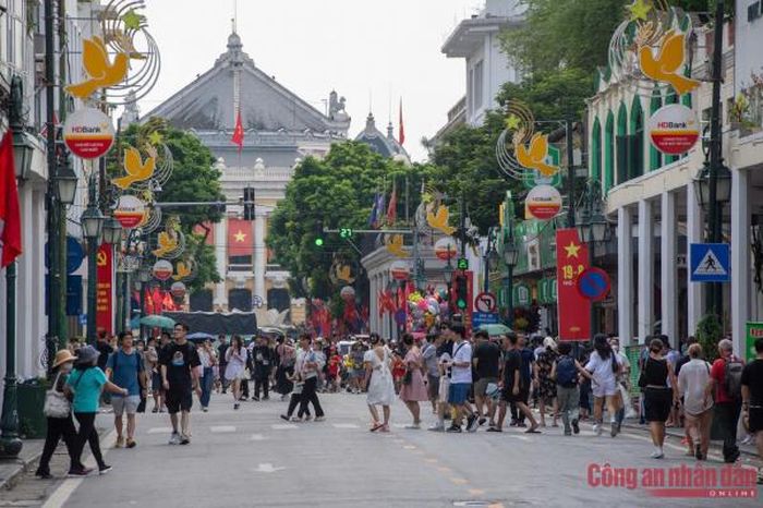 Các địa điểm lân cận cũng có rất đông du khách đổ về. Trong ảnh du khách tại phố Tràng Tiền chiều 2/9.